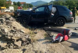 (FOTO) SJEDIŠTE ZA BEBE IZLETJELO IZ AUTOMOBILA Zastrašujuća nesreća kod Kuršumlije, DŽIP POTPUNO SMRSKAN, žena sjedi na kolovozu