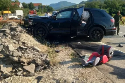 (FOTO) “BMW” PREŠAO U SUPROTAN SMJER Detalji stravične nesreće kod Kuršumlije, šestoro povrijeđenih, jednoj osobi se BORE ZA ŽIVOT