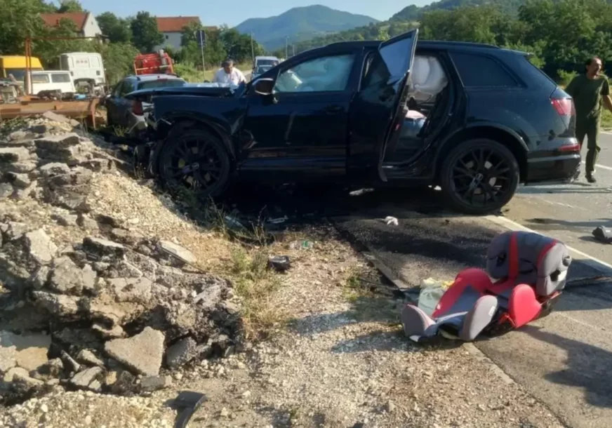 (FOTO) “BMW” PREŠAO U SUPROTAN SMJER Detalji stravične nesreće kod Kuršumlije, šestoro povrijeđenih, jednoj osobi se BORE ZA ŽIVOT
