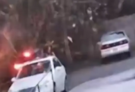 (VIDEO) Nevjerovatne scene tokom nevremena: Ženu ispred crkve pogodio grom, sve zabilježeno kamerom