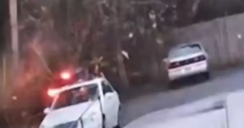 (VIDEO) Nevjerovatne scene tokom nevremena: Ženu ispred crkve pogodio grom, sve zabilježeno kamerom