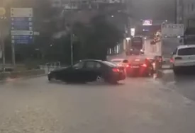 (VIDEO) Nevrijeme paralisalo Srbiju: Vjetar čupao drveće, ulice poplavljene, evo šta meteorolozi najavljuju za sutra