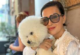 U bademantilu i bez trunke glamura: Nina Badrić pokazala luksuz na Hvaru, fanovi ne prestaju da komentarišu njen izgled