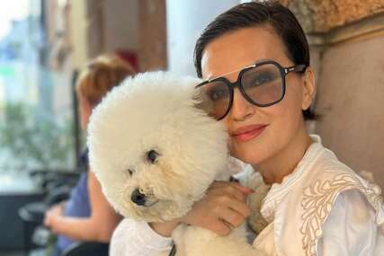 U bademantilu i bez trunke glamura: Nina Badrić pokazala luksuz na Hvaru, fanovi ne prestaju da komentarišu njen izgled
