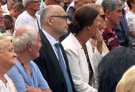 (FOTO) DIJETE KOZARE Darko Banjac odbacio protokole i sjeo među narod na Mrakovici