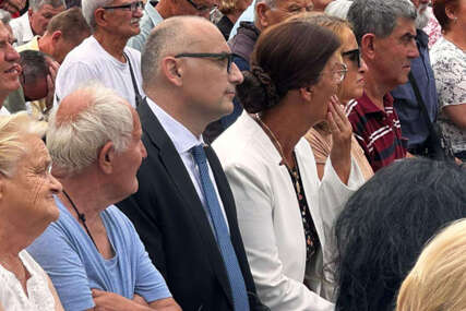 (FOTO) DIJETE KOZARE Darko Banjac odbacio protokole i sjeo među narod na Mrakovici