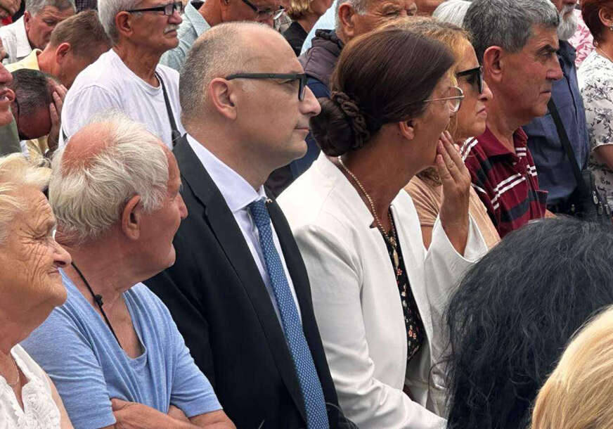 (FOTO) DIJETE KOZARE Darko Banjac odbacio protokole i sjeo među narod na Mrakovici