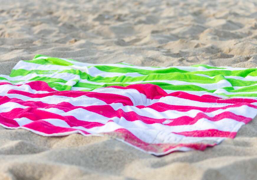 Niste svjesni šta UNOSITE U KUĆU: Peškir sa plaže nikako nemojte samo da istresete i ostavite u torbi