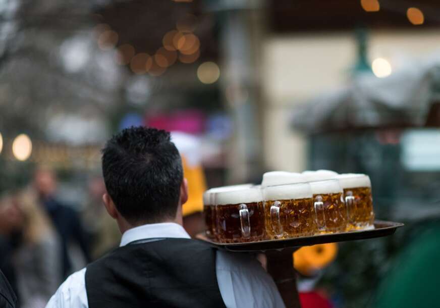 konobar nosi pivo