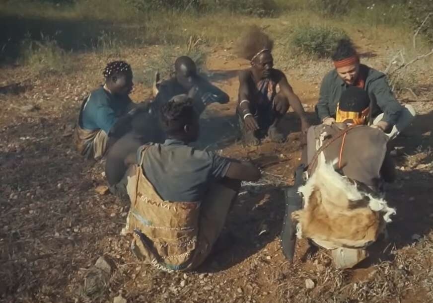 (VIDEO) ŽIVE KAO NJIHOVI PRECI Andrej je posjetio najstariji narod na svijetu, pa se šokirao kada je saznao kako u ovom plemenu vode ljubav