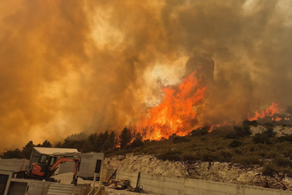 (FOTO) Vatra gutala sve pred sobom: Vatrena apokalipsa na Hvaru, izgorjele 2 kuće