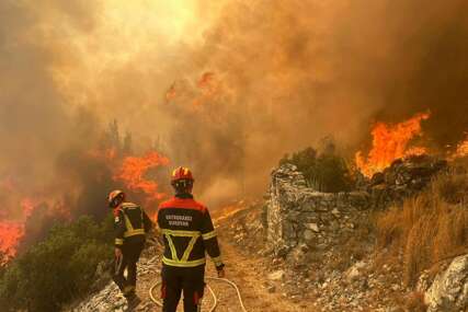  (FOTO) Požari širom Francuske GUTAJU SVE PRED SOBOM: Upaljeni crveni alarmi, ogroman OBLAK DIMA prekrio nebo