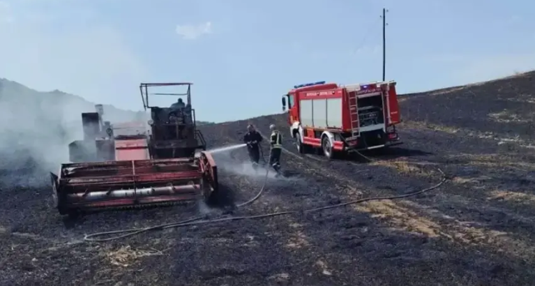 VATRA UNIŠTILA ŽETVU Kod Zvornika izgorio kombajn i 12 duluma pšenice