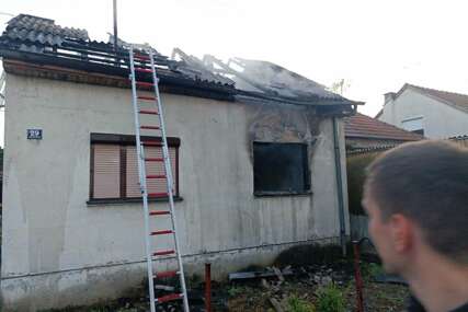 (FOTO) Intervencija vatrogasaca u zoru: Gorjela kuća u Banjaluci