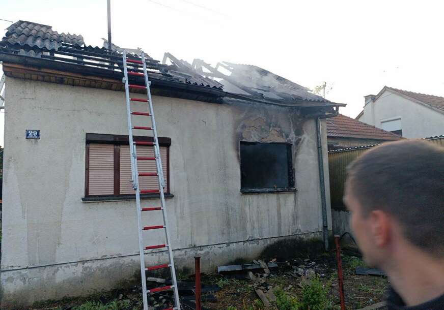 (FOTO) Intervencija vatrogasaca u zoru: Gorjela kuća u Banjaluci