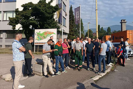 DRAMA U ZENICI Radnici Toplane izašli na protest uprkos prijetnjama, policija im zabranila okupljanje pred Upravom
