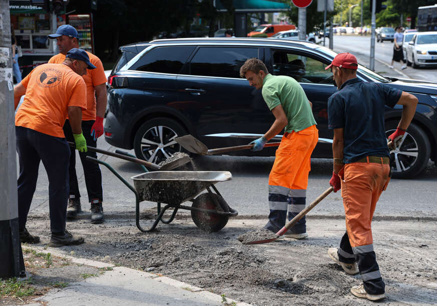 (FOTO) Kako preživjeti rad na gradilištu na + 37: U EU prostori za rashlađivanje i frižideri puni vode, u RS preporuke koje niko ne zarezuje