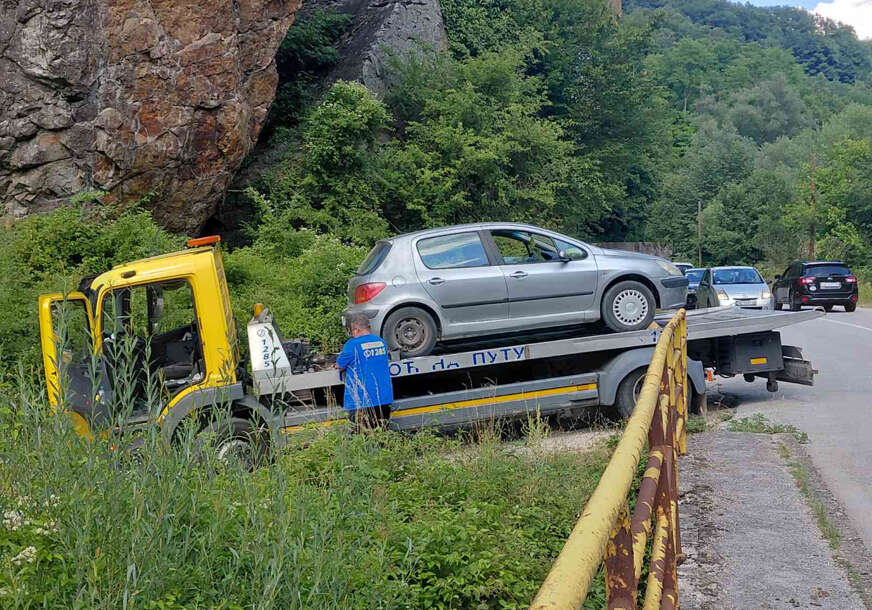 (FOTO) PIJAN ZA VOLANOM Vozač uhapšen jer je izazvao saobraćajnu nesreću