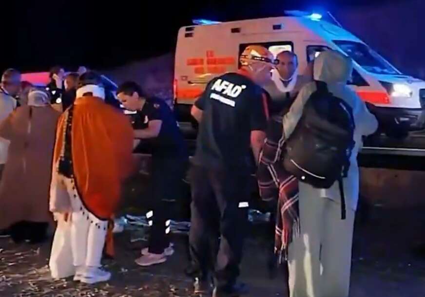 (UZNEMIRUJUĆI VIDEO) Užasna scena u Turskoj: Prevrnuo se autobus pun putnika, spasioci izvlačili ljude iz olupine