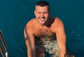 (FOTO) Pozirali na luksuznoj jahti: Viktor Živojinović sa novom djevojkom otišao na jedno od NAJGLAMUROZNIJIH OSTRVA na svijetu