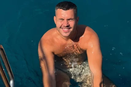 (FOTO) Pozirali na luksuznoj jahti: Viktor Živojinović sa novom djevojkom otišao na jedno od NAJGLAMUROZNIJIH OSTRVA na svijetu