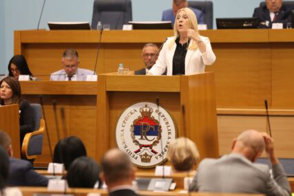 "Neznalica i neozbiljan čovjek" Cvijanovićeva pozvala Vukanovića da "SMANJI GAS"