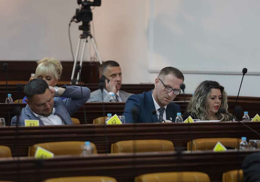 "Smiješan nacrt, samo krediti i zaduženja" Žustra rasprava u Skupštini grada Banjaluka, odbornici polemišu o dnevnom redu