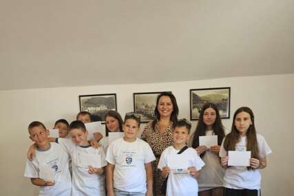 (FOTO) Ružičić ispraća mališane u Bečiće: Devetoro djece iz Jezera dio projekta „Socijalizacija djece Republike Srpske"