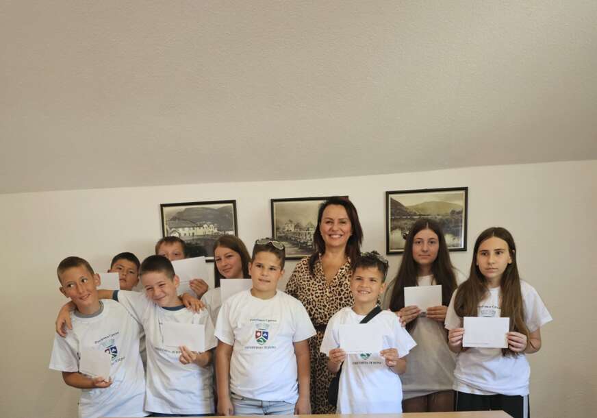 (FOTO) Ružičić ispraća mališane u Bečiće: Devetoro djece iz Jezera dio projekta „Socijalizacija djece Republike Srpske"
