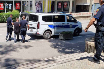 Zarobio sudske policajce, sada ga čeka zatvorska kazna: Optuženi iz Rudog odveden na suđenje u Višegrad