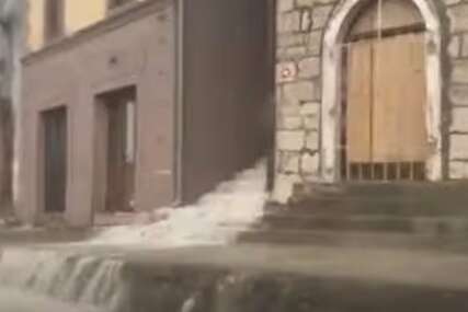 (VIDEO) Ulice pod vodom, automobili „plivaju“: Snažno nevrijeme zahvatilo Trebinje
