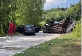 (VIDEO) Vozilo ZAVRŠILO NA KROVU, sve vrvi od policije: U stravičnoj nesreći žena ostala mrtva na mjestu, dijete povrijeđeno
