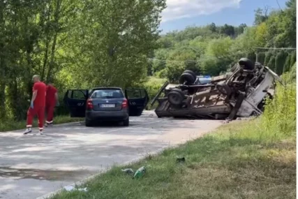 (VIDEO) Vozilo ZAVRŠILO NA KROVU, sve vrvi od policije: U stravičnoj nesreći žena ostala mrtva na mjestu, dijete povrijeđeno
