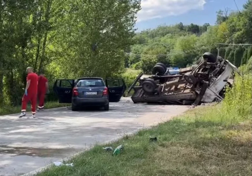 (VIDEO) Vozilo ZAVRŠILO NA KROVU, sve vrvi od policije: U stravičnoj nesreći žena ostala mrtva na mjestu, dijete povrijeđeno