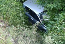 (FOTO) Saobraćajka na Tunjicama: Automobil završio u kanalu, reagovali i vatrogasci