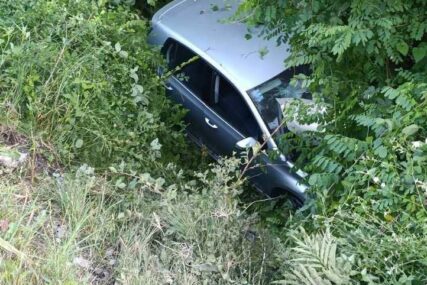 (FOTO) Saobraćajka na Tunjicama: Automobil završio u kanalu, reagovali i vatrogasci
