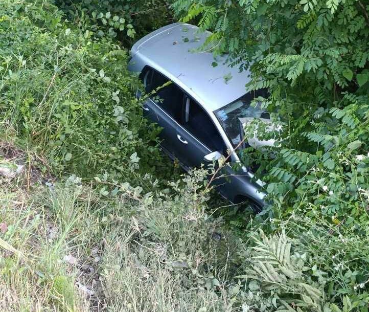 (FOTO) Saobraćajka na Tunjicama: Automobil završio u kanalu, reagovali i vatrogasci
