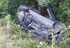 (FOTO) Saobraćajka na Tunjicama: Automobil završio u kanalu, reagovali i vatrogasci