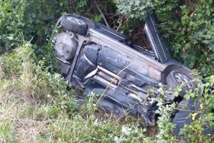 (FOTO) Saobraćajka na Tunjicama: Automobil završio u kanalu, reagovali i vatrogasci
