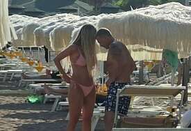 (VIDEO, FOTO) Ne vjeruju da ima 66 godina: Đole Đogani privukao poglede na plaži, Vesna plijenila pažnju