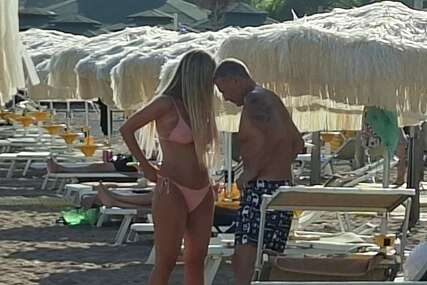 (VIDEO, FOTO) Ne vjeruju da ima 66 godina: Đole Đogani privukao poglede na plaži, Vesna plijenila pažnju