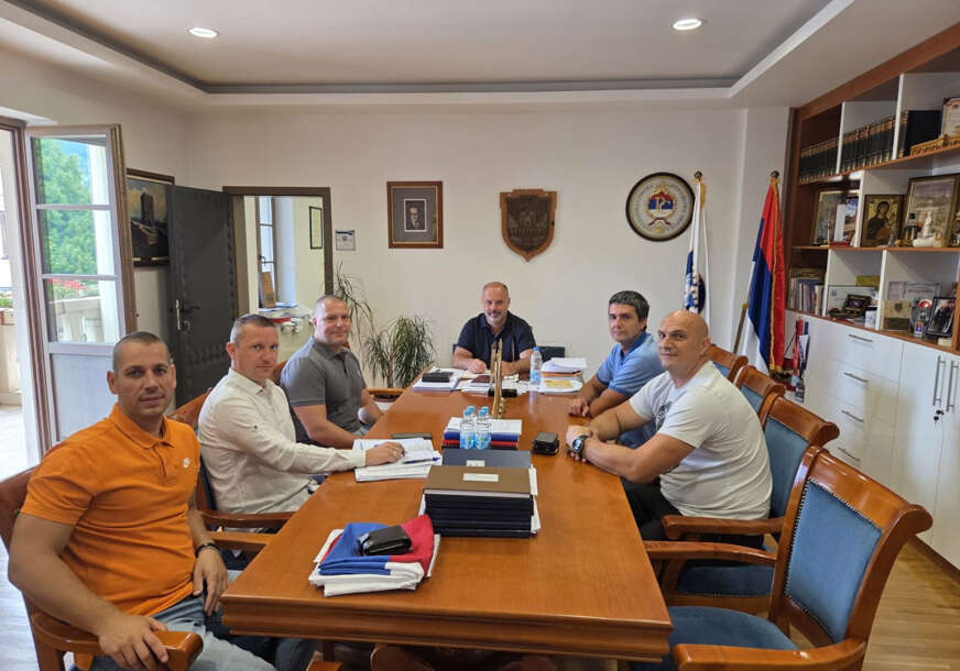 POMOĆ ZA PORODICU PECIKOZA Biciklisti na humanitarnom hodočašću biciklista do Hilandara