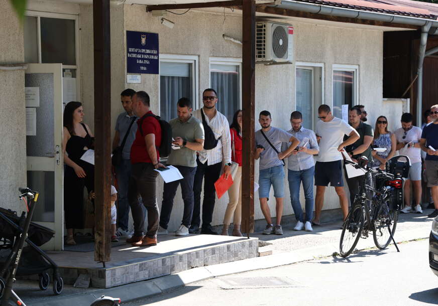 (FOTO) Od jutros primljeno više od 1.100 prijava: Jagma za mjesto u javnim vrtićima u Banjaluci, ispod crte ostaje oko 2.000 djece