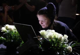 (VIDEO, FOTO) "Nije ti bilo vrijeme, BRZO ĆU JA TEBI" Mala Cana se slomila na komemoraciji Andriji Bajiću, PLAČE I LJUBI njegovu sliku