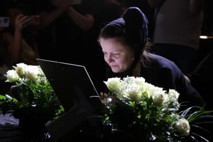 (VIDEO, FOTO) "Nije ti bilo vrijeme, BRZO ĆU JA TEBI" Mala Cana se slomila na komemoraciji Andriji Bajiću, PLAČE I LJUBI njegovu sliku