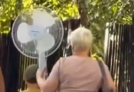 (VIDEO) Kad sunce prži, lepeza nije dovoljna: Ventilatori spasavaju od nesnosnih vrućina, ova žena nasmijala je cijeli region