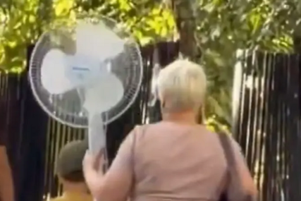 (VIDEO) Kad sunce prži, lepeza nije dovoljna: Ventilatori spasavaju od nesnosnih vrućina, ova žena nasmijala je cijeli region