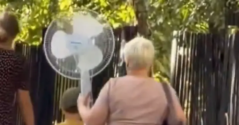 (VIDEO) Kad sunce prži, lepeza nije dovoljna: Ventilatori spasavaju od nesnosnih vrućina, ova žena nasmijala je cijeli region