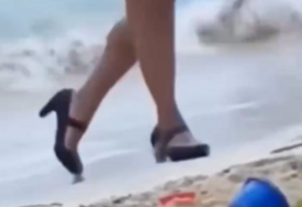 (VIDEO) "Gospođa se ne postaje, gospođa se rađa" Hit snimak sa plaže, žena prošetala u plićaku u štiklama
