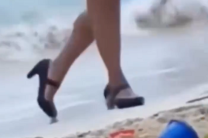 (VIDEO) "Gospođa se ne postaje, gospođa se rađa" Hit snimak sa plaže, žena prošetala u plićaku u štiklama